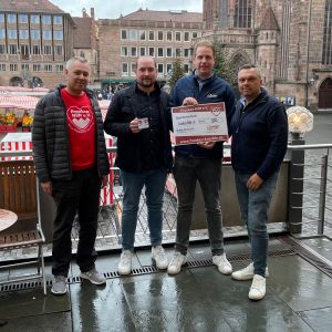 Scheckübergabe in Nürnberg: Franken-Körble spendet 500 Euro an Franken Hilft