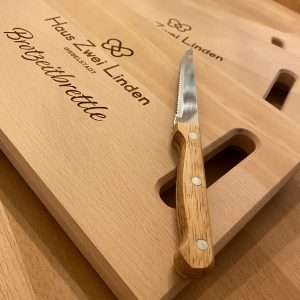 Holzbrett mit Schneidemesser - Graviert, personalisiert - Franken Körble - Holzdeko 1