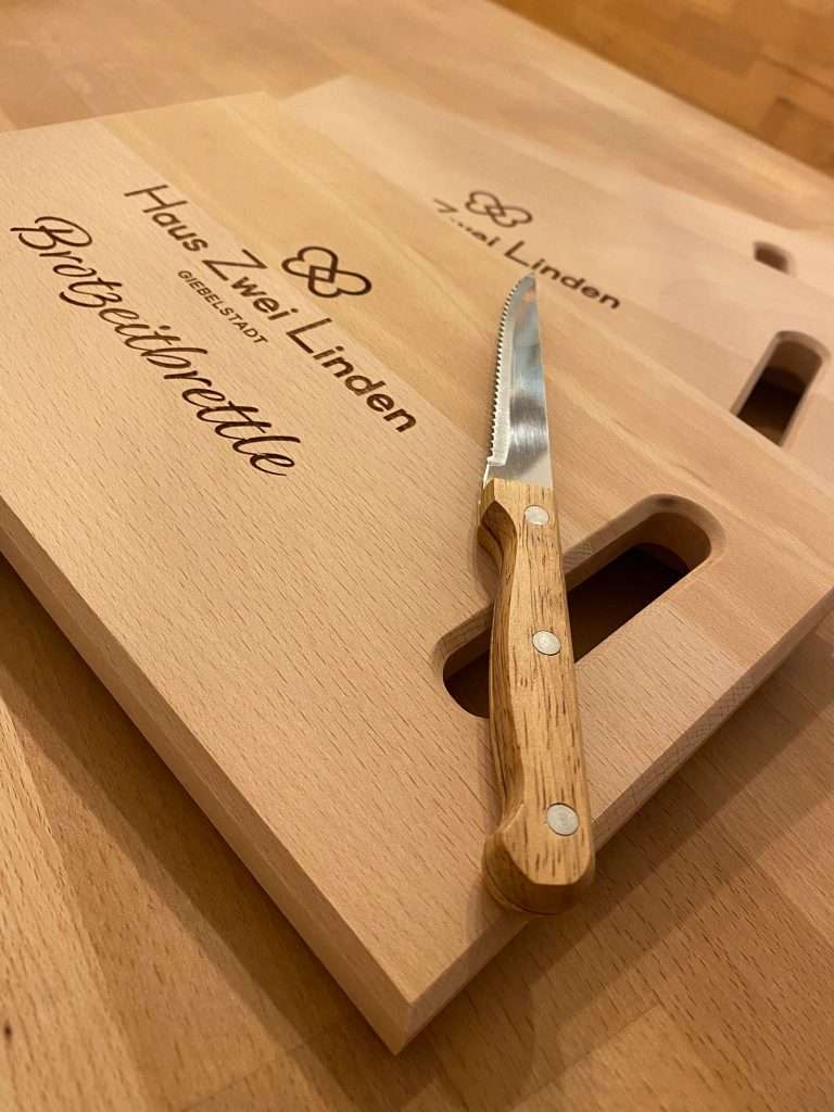Holzbrett mit Schneidemesser - Graviert, personalisiert - Franken Körble - Holzdeko 1