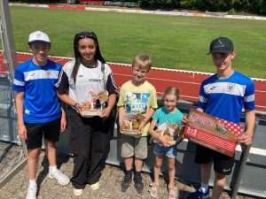 Mehrere Kinder und die Gewinner der Franken Körble.